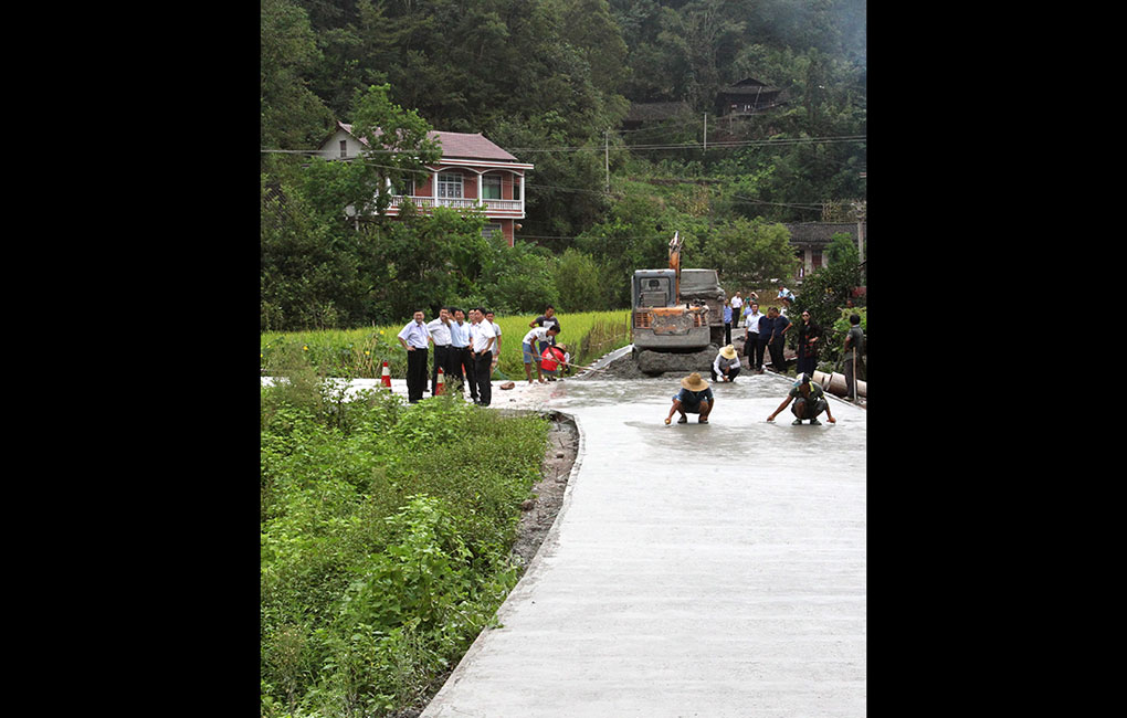 The road hardening project at Zhangjia and Dayu villager groups in Jinshan Village, Sangzhi County, Hunan Province, aided by China National Intellectual Property Administration, is under construction.